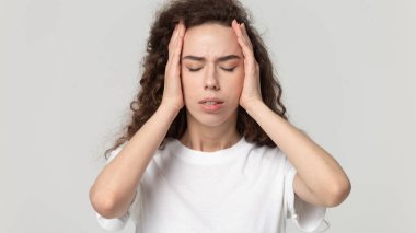 Stresli milenyum kızı migrenden muzdarip kafaya dokundu