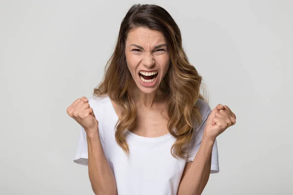 Arrabbiato pazza isterica donna urla, emozioni negative — Foto Stock