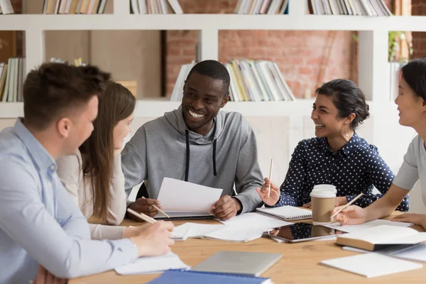 Gruppo di studenti diversi che si godono il tempo di studio insieme . — Foto Stock