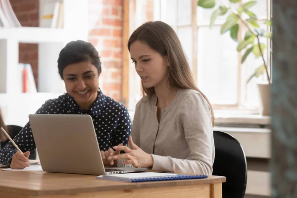 Giovani felici stagisti diversi che lavorano insieme sul progetto . — Foto Stock