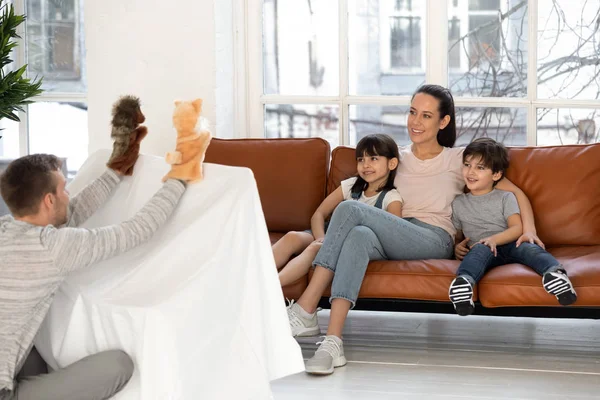 Loving papa vermaken kleine kinderen met poppenkast — Stockfoto