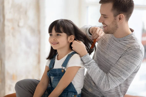 Cuidar papá cepillado pleaching poco hija cabello — Foto de Stock