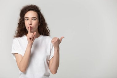 Milenyum kızı boş fotokopi alanını gösteriyor. Sessizlik rica et.