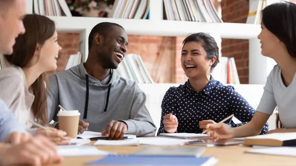 Distraído de estudiar diversos chicos y chicas riendo . — Foto de Stock