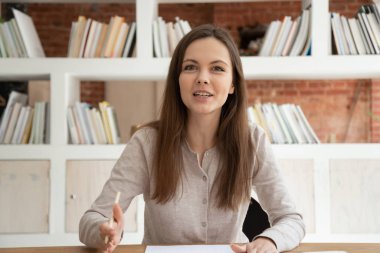 Genç İnsan Kaynakları Müdürü görüntülü görüşme yapıyor..