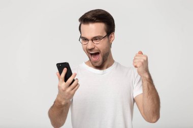 Gözlüklü neşeli beyaz adam akıllı telefondan gelen haberlerle heyecanlandı.