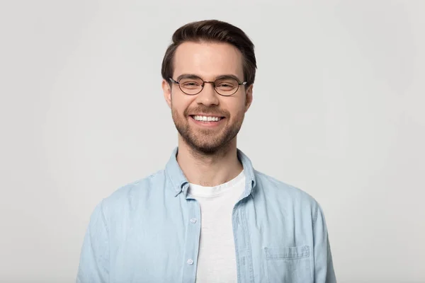 Feliz hombre caucásico en gafas aisladas en el fondo del estudio —  Fotos de Stock