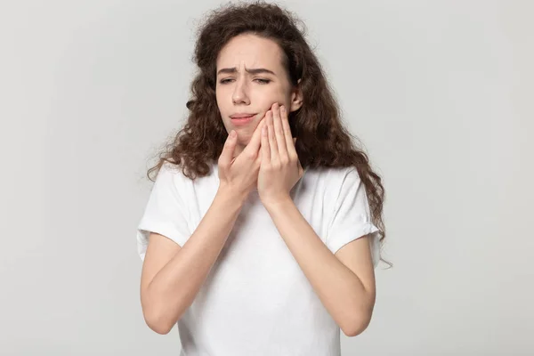 Jovem infeliz toque bochecha sofrendo de dor de dente — Fotografia de Stock