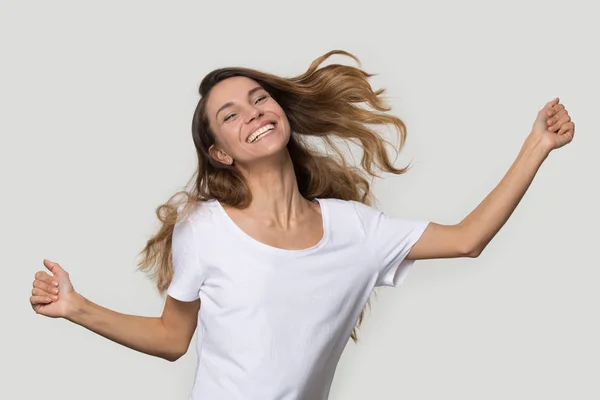 Glad ung kvinna som dansar, känner sig upphetsad, hoppar, har roligt — Stockfoto