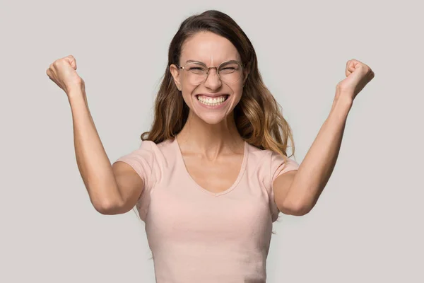 Šťastná usmívající se mladá žena nosí brýle slaví úspěch — Stock fotografie