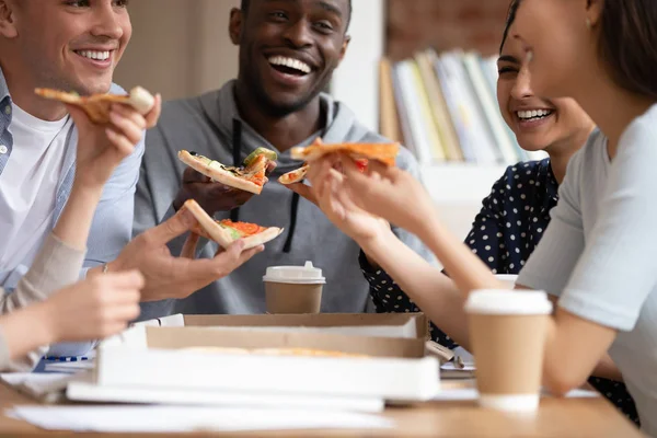 Close-up groep van diverse mensen met stukken pizza. — Stockfoto