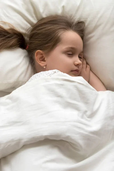 Pemandangan yang indah dari anak kecil yang tenang tidur di tempat tidur yang nyaman — Stok Foto