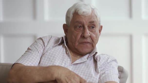 Triste anciano canoso llorando siéntate solo en casa — Vídeos de Stock