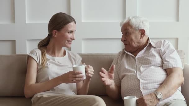 Pai aposentado sênior feliz e filha adulta falando em casa — Vídeo de Stock