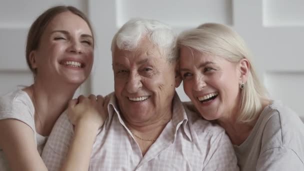 Familia feliz ancianos padres y jóvenes adultos hija abrazando — Vídeo de stock