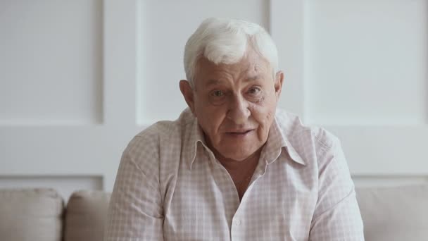 Šťastný starší muž mluví s kamerou, vlog nebo skype volání — Stock video