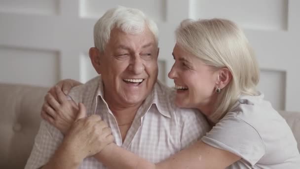 Feliz pareja de ancianos afectuosos abrazando la unión mirando a la cámara — Vídeos de Stock