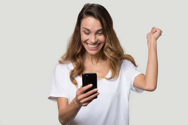 Gelukkig opgewonden vrouw vieren succes, op zoek naar telefoon scherm — Stockfoto