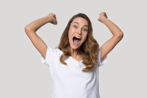 Boldog izgatott nő ünnepli győzelem, felemeli a kezét, kiabál — Stock Fotó