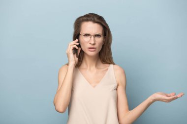 Mutsuz, rahatsız bir kadın telefonla konuşuyor, kötü haberler alıyor.
