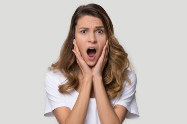 Korkmuş bir kadın çığlık atıyor, korkuyor, kameraya bakıyor.