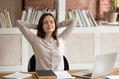 Sakin kadın Kafkasyalı öğrenci rahat koltukta dinleniyor..