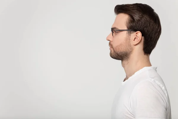 Hombre caucásico serio en gafas mirar espacio de copia en blanco — Foto de Stock