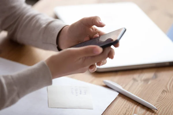 Close up young woman hands holding smartphone. — Stock Photo, Image