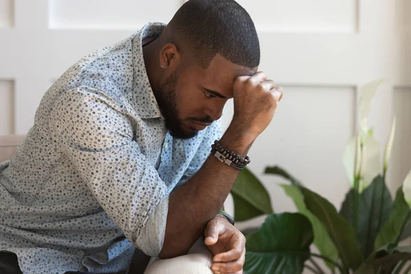 Pensive Afrikaanse Amerikaanse man denken over probleem — Stockfoto