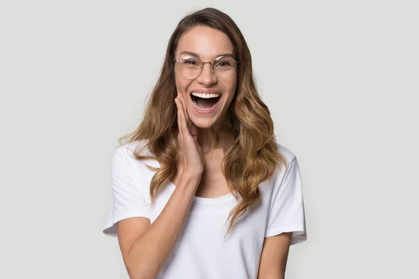Szczęśliwa zaskoczona młoda kobieta w okularach z otwartymi ustami — Zdjęcie stockowe