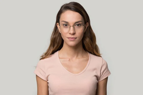 Porträtt attraktiv ung kvinna bär glasögon tittar på kameran — Stockfoto