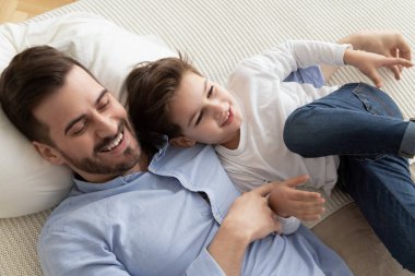 Mutlu baba ve küçük oğul, birlikte yatakta dinleniyorlar.