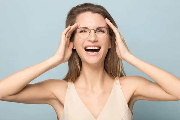 Joyeux attrayant jeune femme dans les lunettes riant de blague drôle — Photo