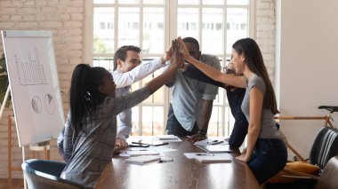 Coşkulu karışık ırk takımı birbirine beşlik çakıyor..