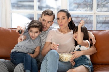 Genç ebeveynler evde çocuklarla film izlemekten hoşlanırlar.