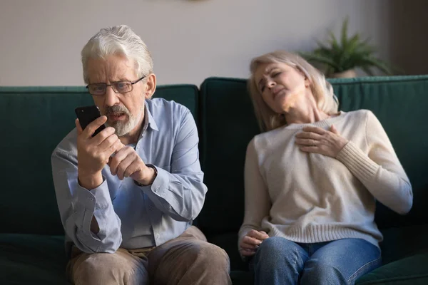 El marido hace una llamada de emergencia mientras su esposa se acuesta con un ataque al corazón —  Fotos de Stock