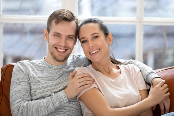 Retrato de pareja feliz mira la cámara posando en casa — Foto de Stock