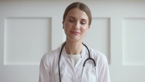 Mujer joven médico hablar por chat de vídeo consultar paciente en línea — Vídeos de Stock