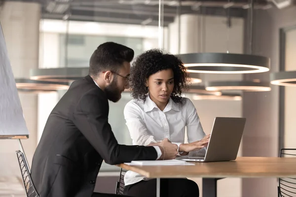 Empresarios multiétnicos que cooperan trabajan juntos en la computadora portátil — Foto de Stock