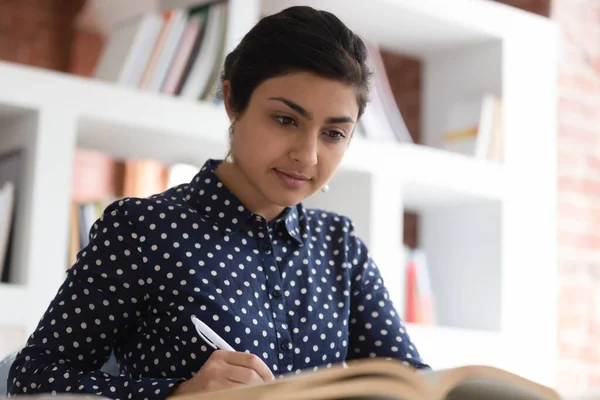 Närbild koncentrerad indian kvinnliga student förbereder sig för tentor. — Stockfoto