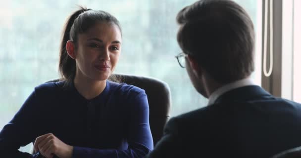 Jovem empregadora ou consultora cliente em reunião de negócios — Vídeo de Stock