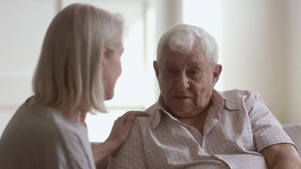 Liefdevol begrip volwassen vrouw of verzorger luisteren naar senior man — Stockvideo