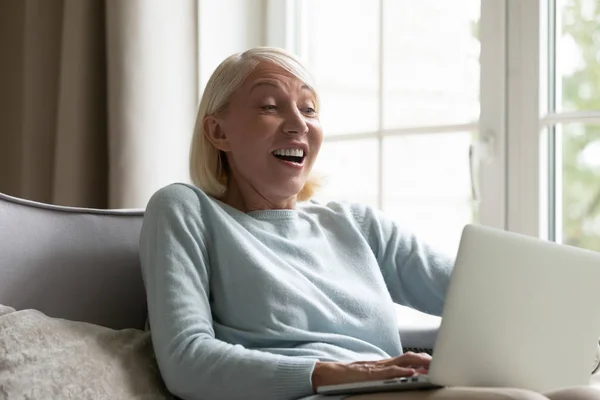 Mujer mirando la pantalla del ordenador se siente sorprendido recibido oferta increíble — Foto de Stock
