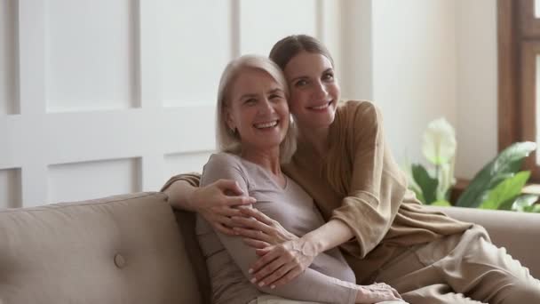 Positive reife Mutter und kleine Tochter lachen umarmende Bindung, Portrait — Stockvideo