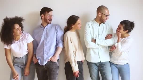 Fröhliche multirassische junge Leute Freunde Gruppe lachen im Stehen — Stockvideo