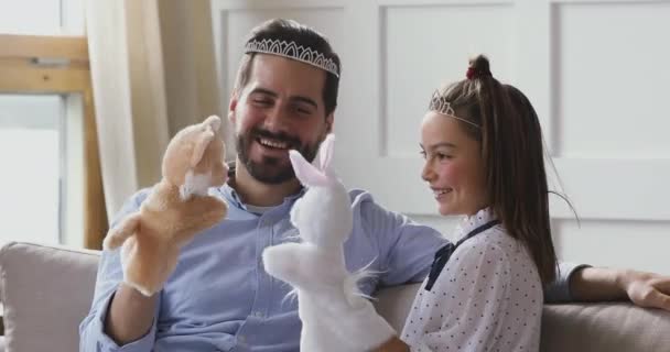 Komik, mutlu baba tacını takmış, tatlı kızıyla oyuncak oynuyor. — Stok video