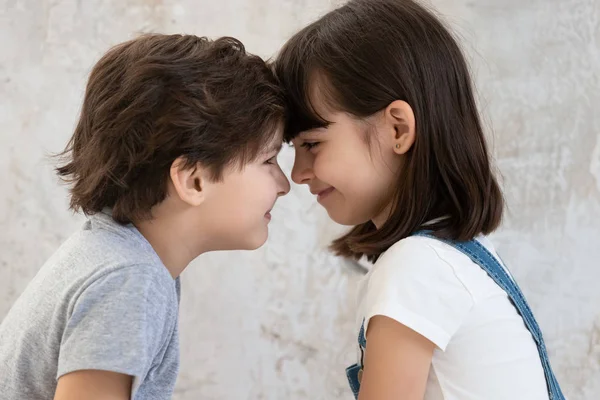 El primer plano de los hermanitos mira a los ojos mostrando amor — Foto de Stock