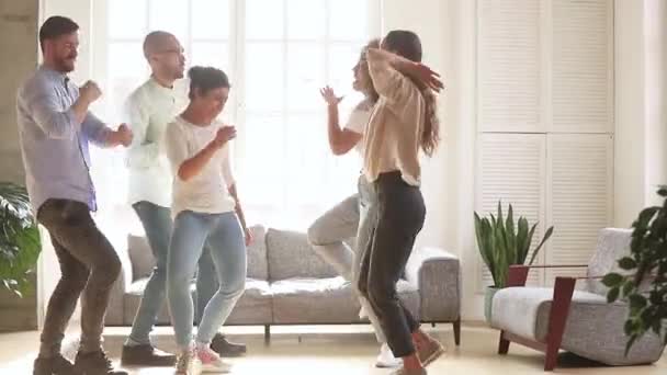 Fröhlich flippige multikulturelle junge Leute Gruppe lachen tanzen zusammen — Stockvideo