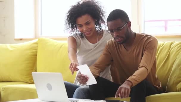 Feliz casal afro-americano sorrindo calculando contas domésticas em casa — Vídeo de Stock