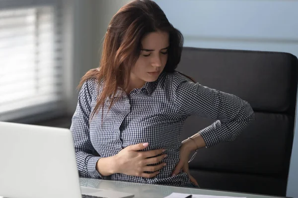 年轻女性员工在办公室时背痛程度较低 — 图库照片